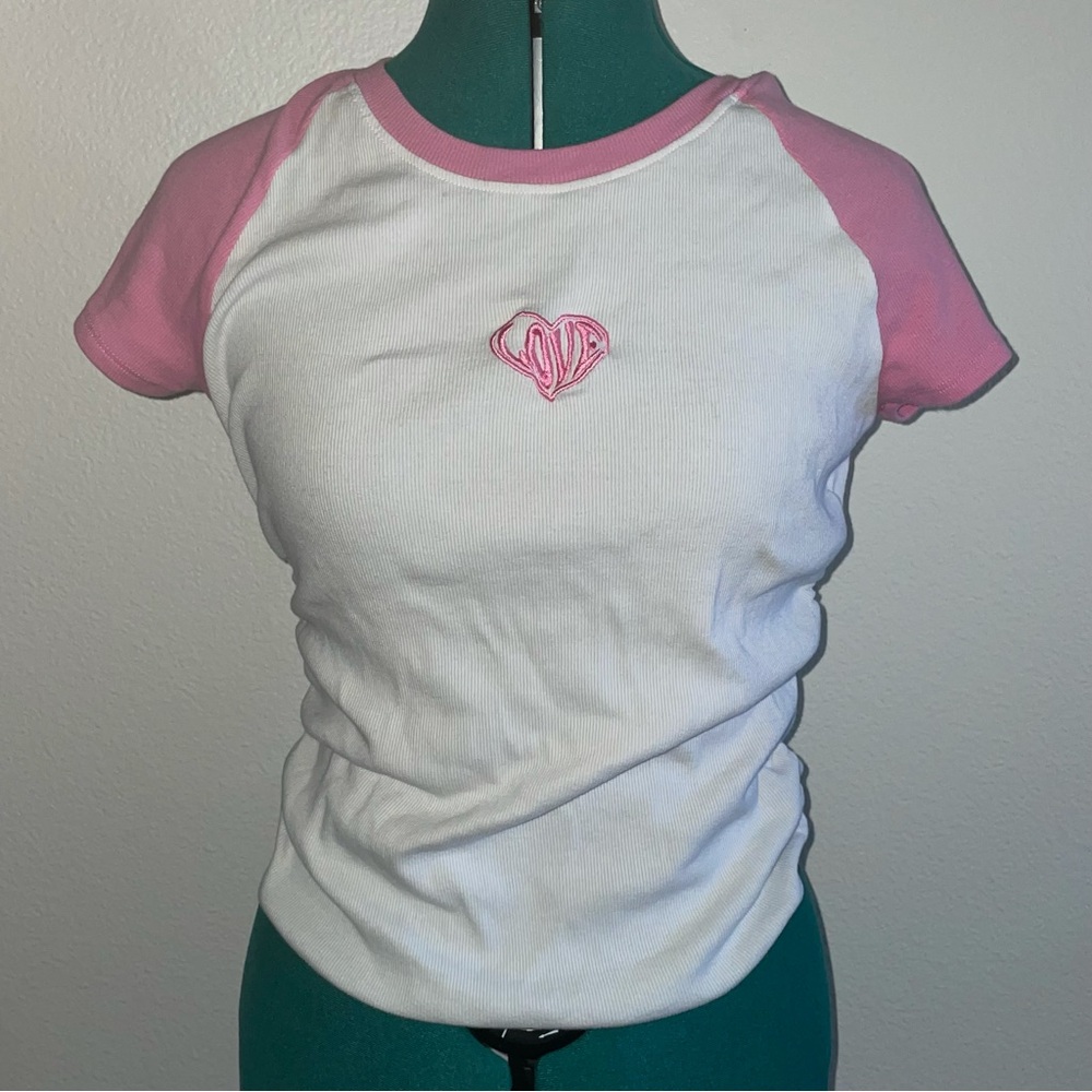 No Boundaries Love embroidered Baseball Tee size L